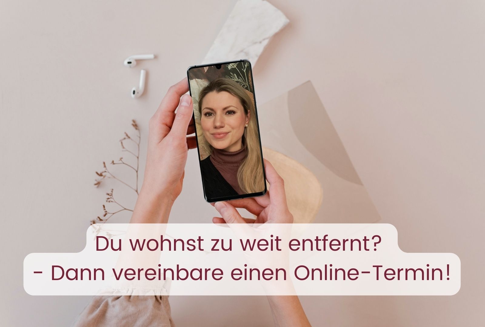 Frau hält Handy in der Hand und hat einen Online-Termin