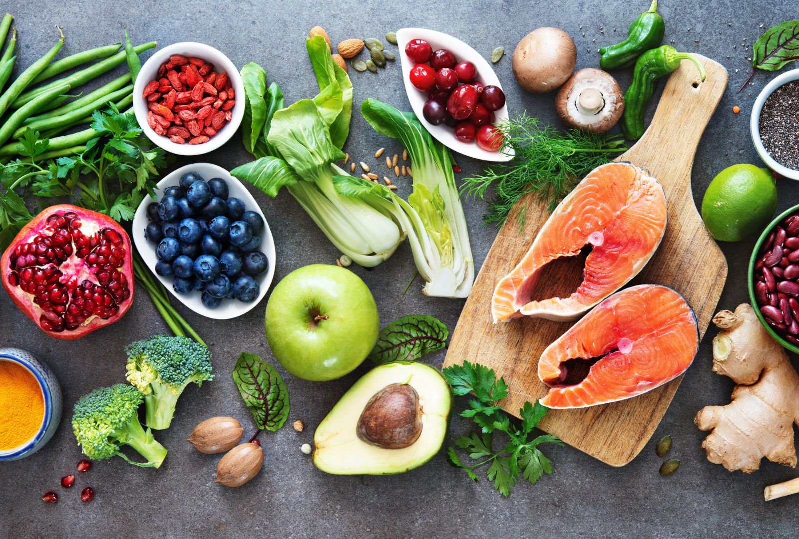 Hashimoto Ernährung: Bild mit Obst, Gemüse und Fisch. Was ist in der Ernährung zu beachten, wenn ich Hashimoto habe? Was darf man bei Hashimoto nicht essen? Welche Nährstoffe sind wichtig