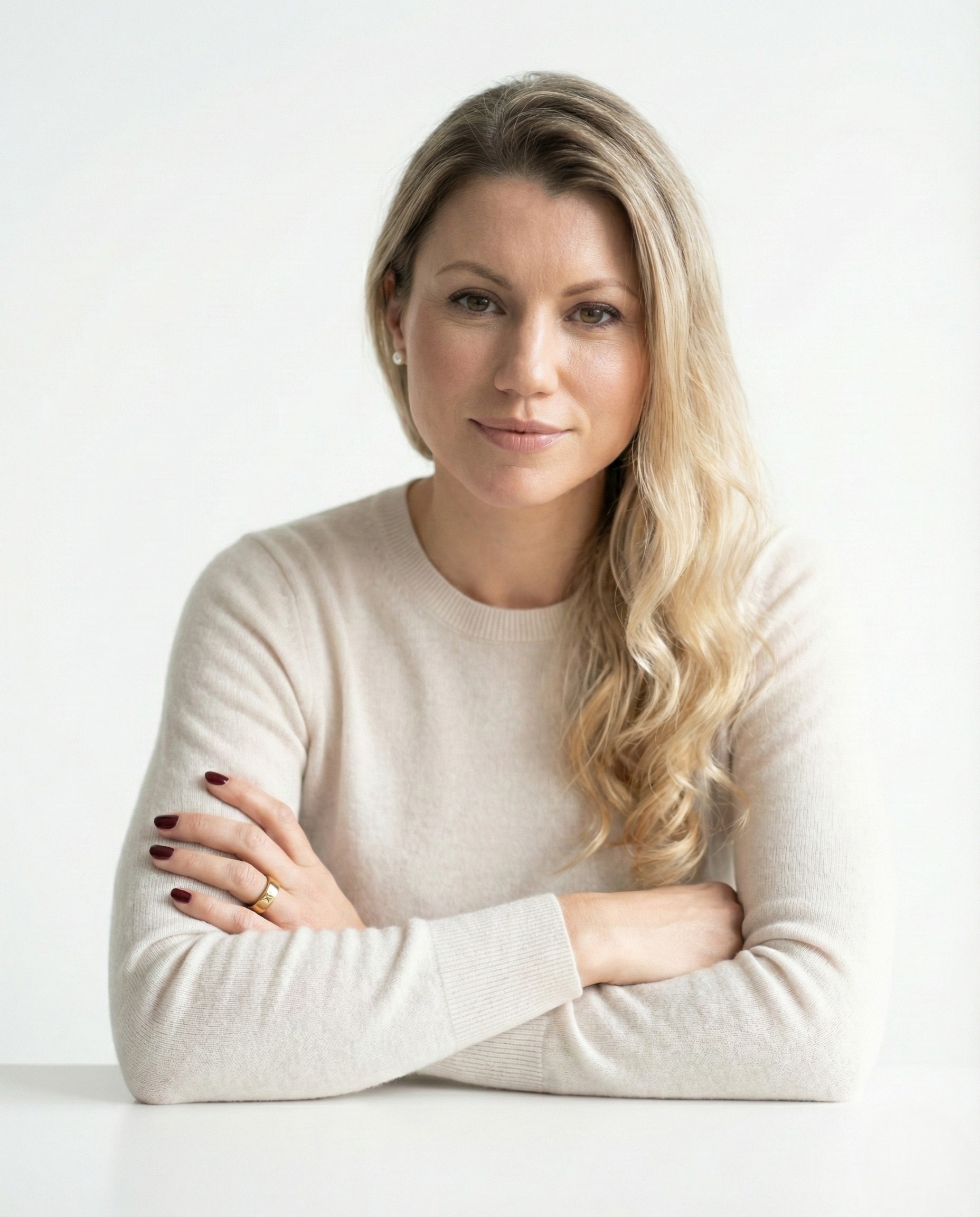 Heilpraktikerin_Katharina Sobotke Katharina Sobotke, Heilpraktikerin in Ahrensburg vor Blumen